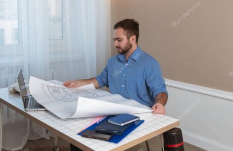 Architekt wnętrz planujący ergonomiczne biuro
