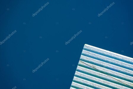 Detail rzemieślniczego łączenia drewna w blacie stołu